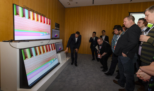 삼성전자는 스페인 바르셀로나에서 '삼성 유럽 포럼'을 개최하고 싱가포르, 케이프타운, 상해 등 4개 도시에서 대륙별 포럼을 8차례 진행할 계획이다. 삼성전자 관계자가 주요 TV기술을 소개하는 테크 세미나에서 삼성 QLED TV의 화질을 주요 거래처들과 미디어 관계자들에게 설명하고 있다. 삼성전자 제공